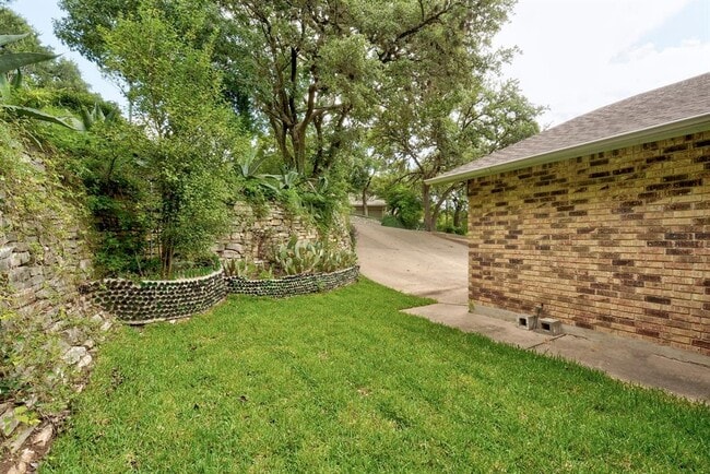 Building Photo - 1928 Holly Hill Dr