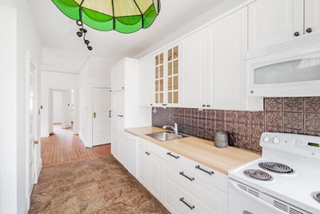 Building Photo - Great Fan Rowhouse!!