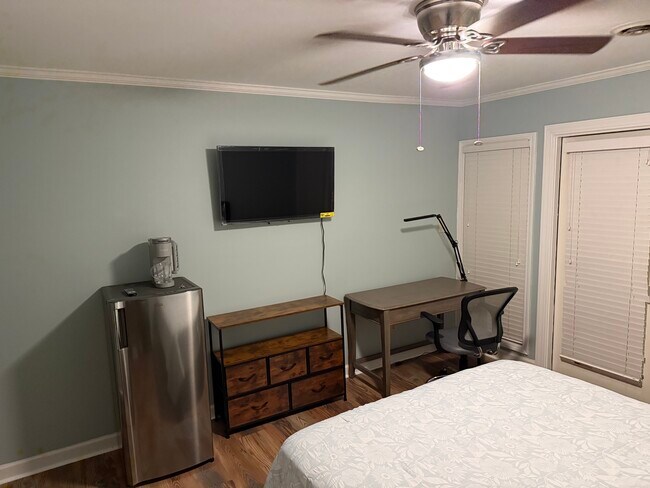 Building Photo - 833 Williamsburg Dr