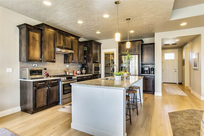 Building Photo - Beautiful 3 bed, 2 bath home in SpurWing Greens Subdivision!