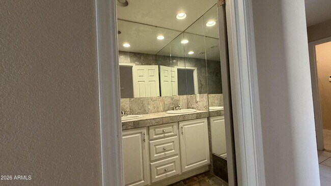 Building Photo - 4624 W Chicago St