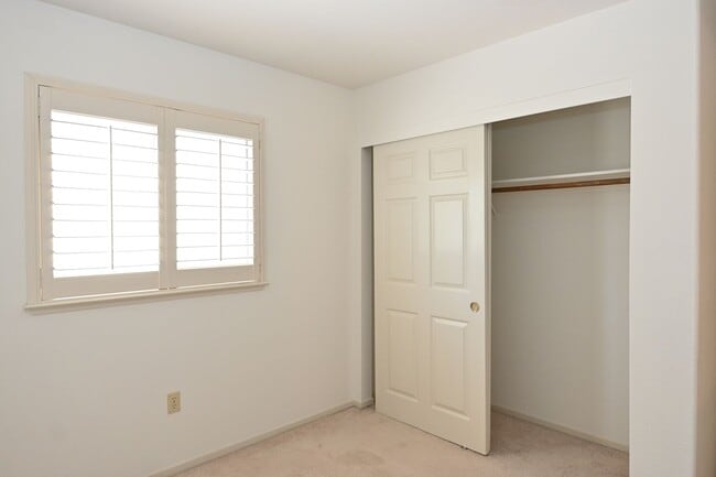 Building Photo - 2 story home, gated community, near Shops ...