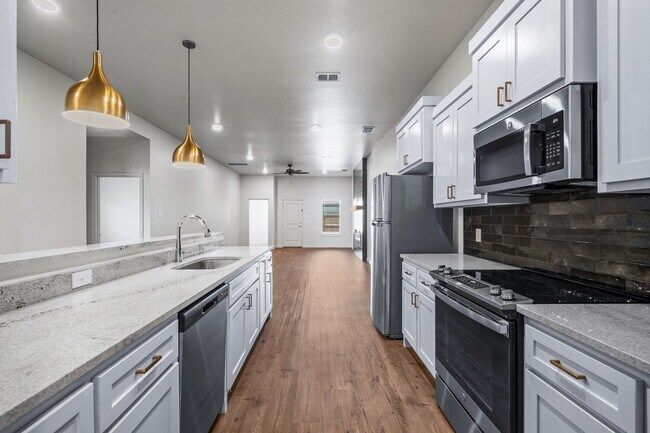 Building Photo - Gorgeous Duplex in Frenship East!