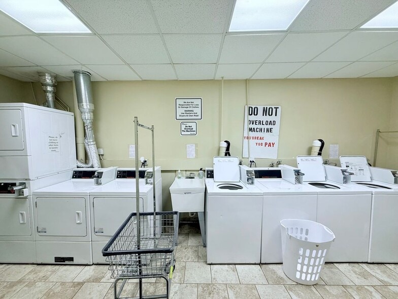 Building Photo - 839 W Sheridan Rd