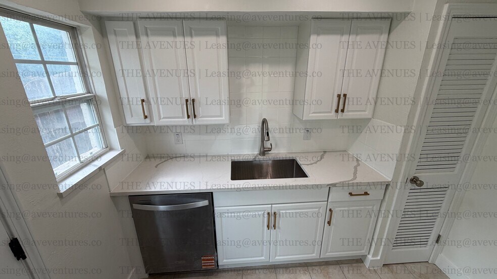 Building Photo - 305 N Oak Cliff Blvd