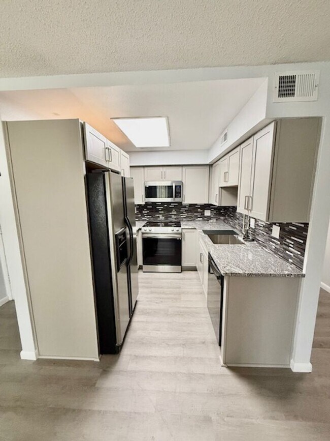 Building Photo - Beautifully remodeled 2 bedroom condo at w...