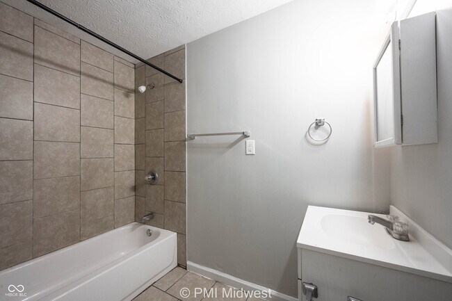Building Photo - 5925 Sunwood Dr