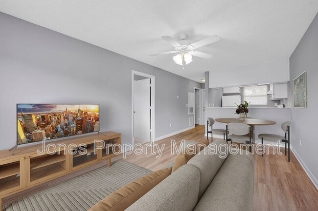 Building Photo - 305 Country Club Dr NE