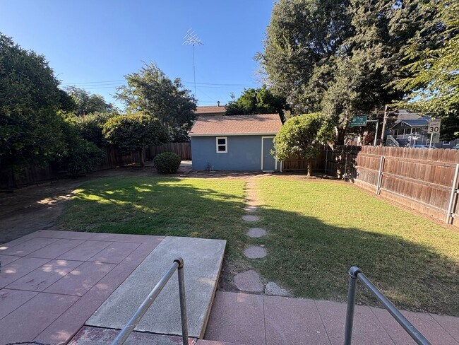 Building Photo - Updated and Stunning 2bed/1bath home in Mi...