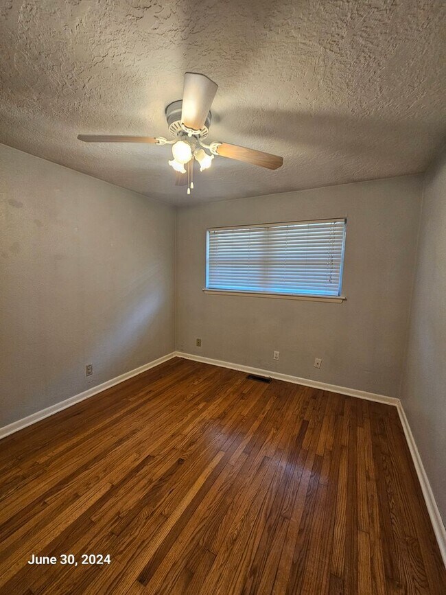 Building Photo - PRELEASING for Mid-July 2026! (3) Bed/(1.5) Pet Negotiable!