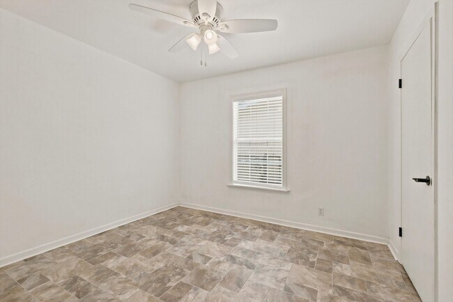 Building Photo - 231 Cicero Ave