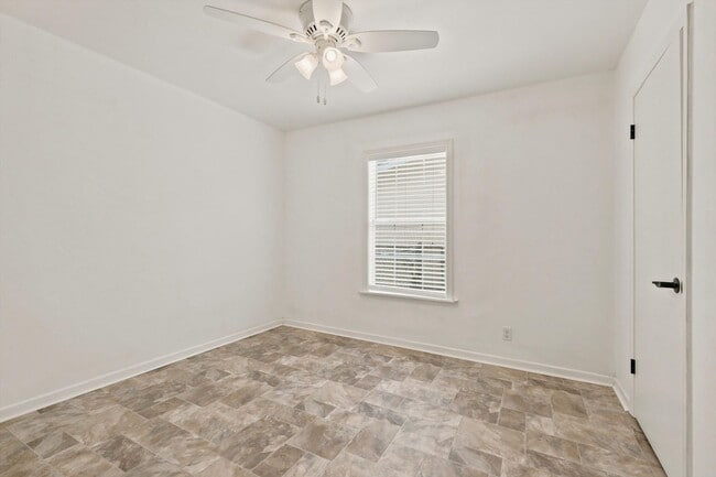Building Photo - Welcome Home to East Terrell Hills!