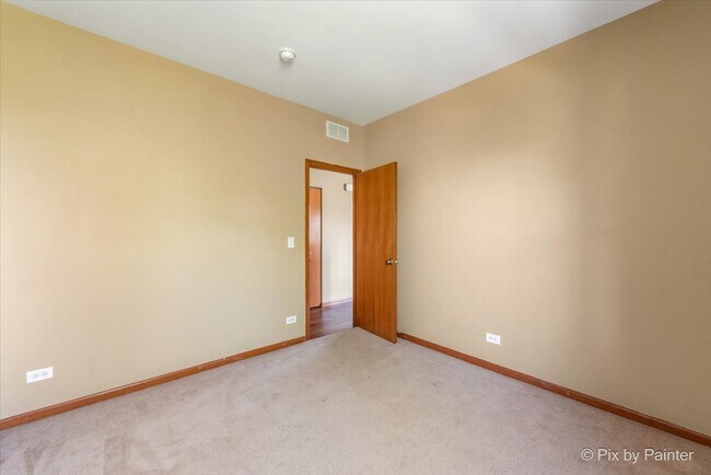 Building Photo - 2215 Aurora Dr