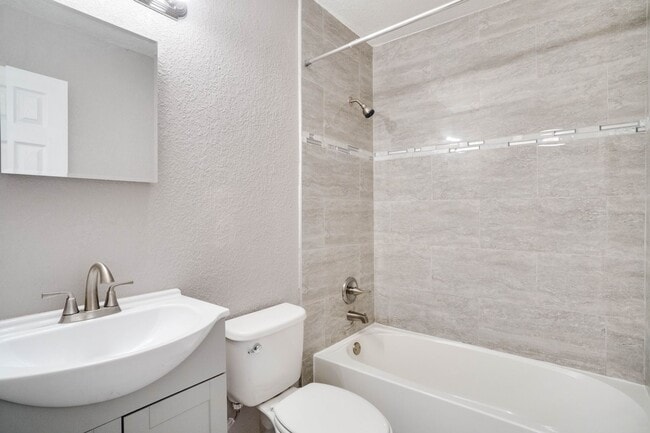 Building Photo - Updated 3/2 Pool Home in Apopka (Mt. Plymo...