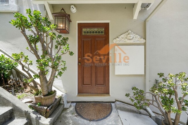 Building Photo - Renovated 2BD/2BA Condo Near Lake Merritt — Private Balcony & In-Unit Laundry