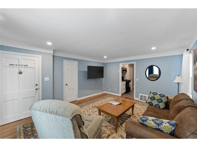 Building Photo - 4042 Lake Rd Ave