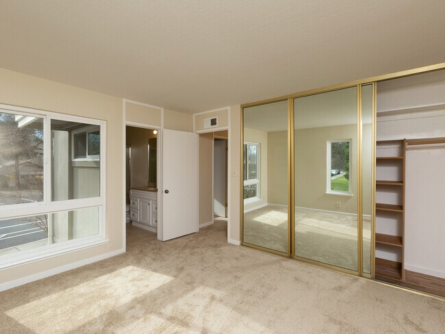 Building Photo - Wonderful 3 Bedroom, 2.5 bath, Updated Townhouse, in Danville!