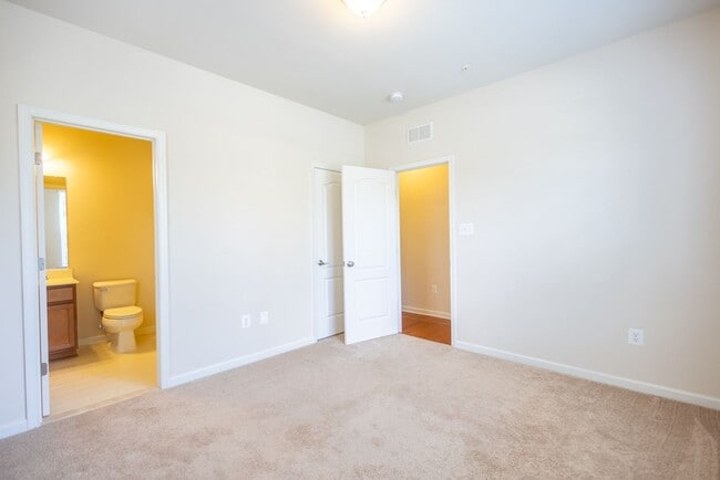 Building Photo - Beautiful 3 BR/3 BA EOG Townhome in Capito...