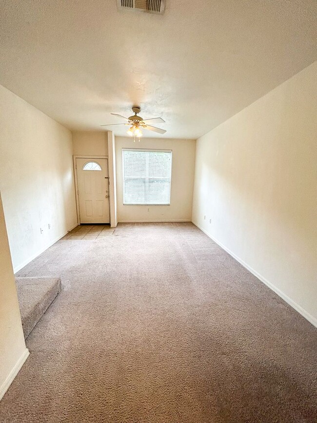 Building Photo - Victoria Station #134