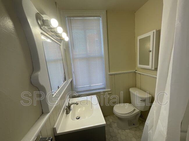 Building Photo - 150 S Pine St