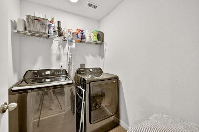 Building Photo - 5652 SE Edgewater Cir