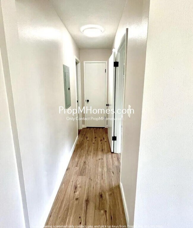 Building Photo - Updated One Bedroom Duplex in Montavilla!