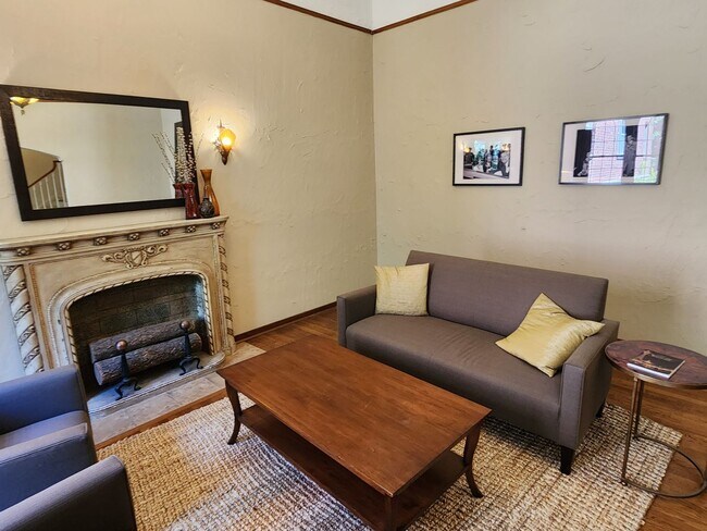 Building Photo - Queen's Court | A/C + Den | Renovated Kitc...