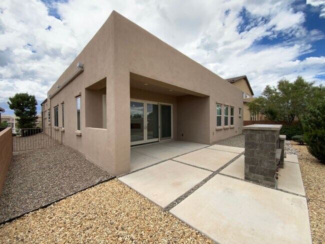 Building Photo - 3 Bedroom & An Office Luxury Home Availabl...