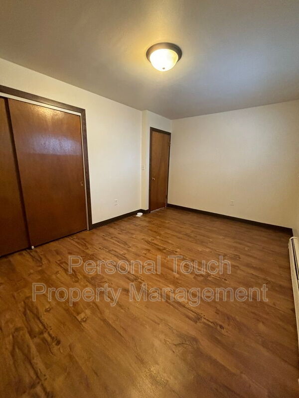 Building Photo - 132 6th Ave N