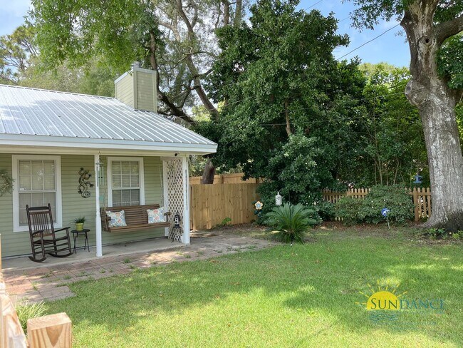 Building Photo - Charming 3-Bedroom Home in Shalimar – Conv...