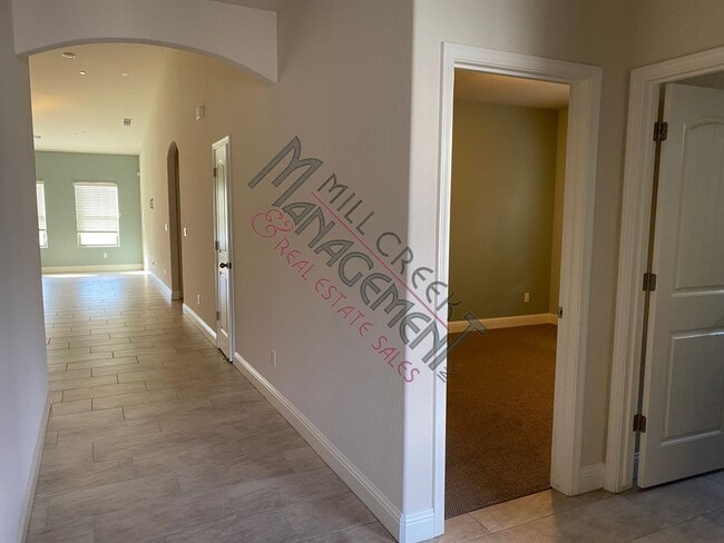 Building Photo - Beautiful 3 bedroom/2 bath home in northwe...