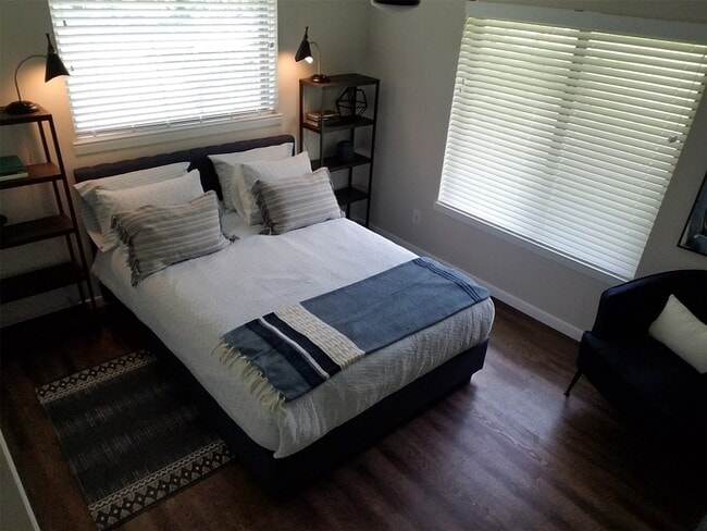 Building Photo - 2055 Island View