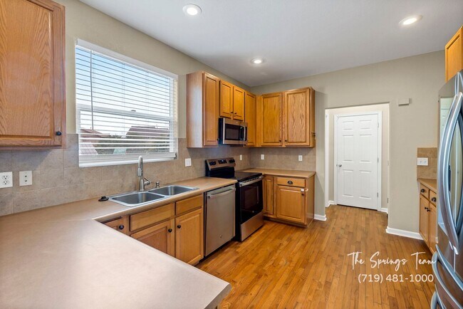 Building Photo - CHARMING, RECENTLY REMODELED 3BD HOME w/ E...