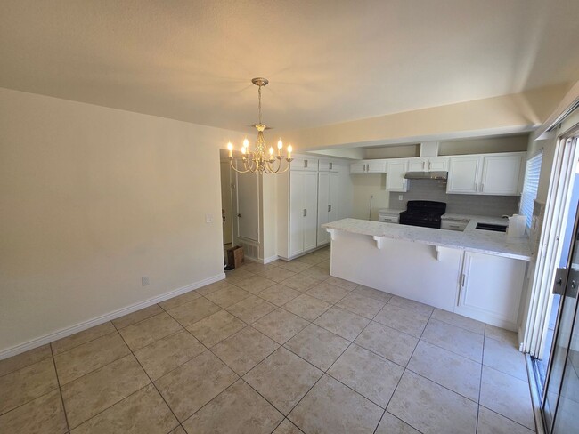 Building Photo - Beautifully renovated 3 Bed, 2 Bath condo!
