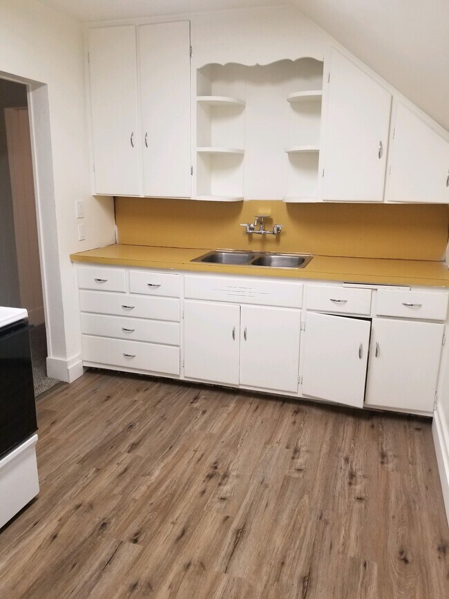 Building Photo - 10 N Touchet St