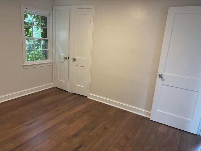 Building Photo - Cozy 3 Bedroom House, Yard-East End of Yor...