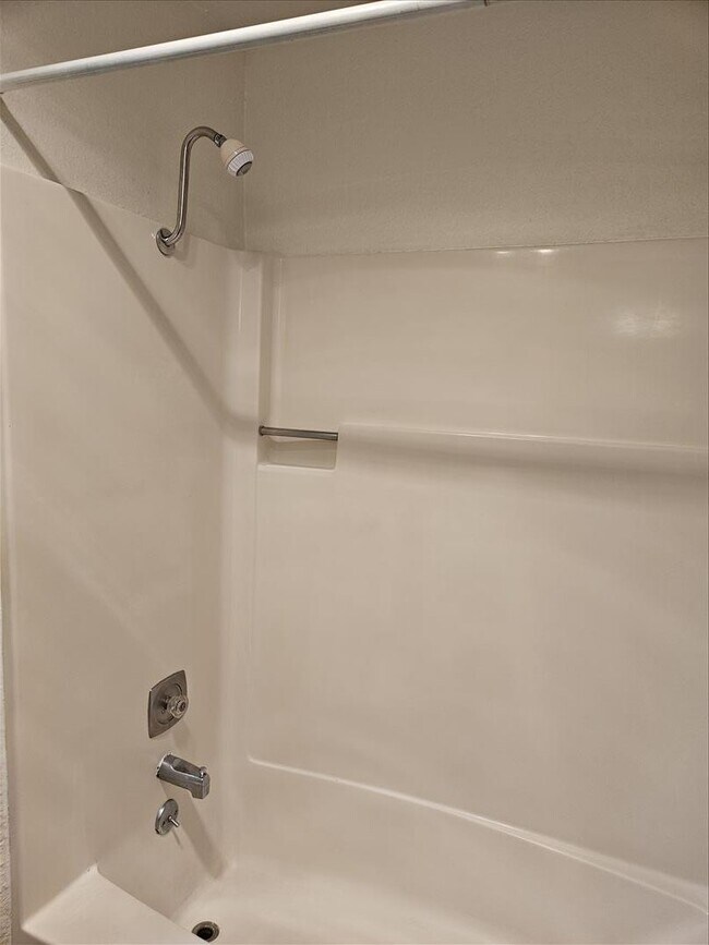 Building Photo - Remodeled 2/1.5 Townhome in a Quiet Fourplex