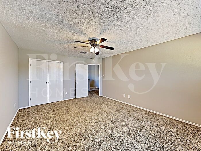 Building Photo - 1001 Mazourka Dr