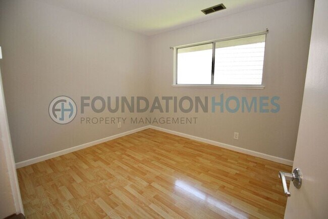 Building Photo - 11 Glen Dr