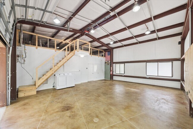 Building Photo - 1425 Oak Hollow Dr