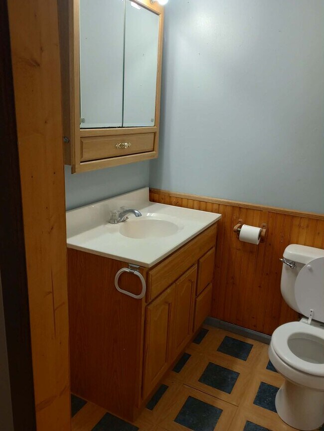 Building Photo - Nice 3 bed 1 bath house with large garage and basement!!!