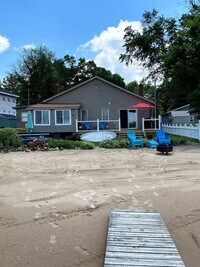 Building Photo - 2595 Lake Shore Dr