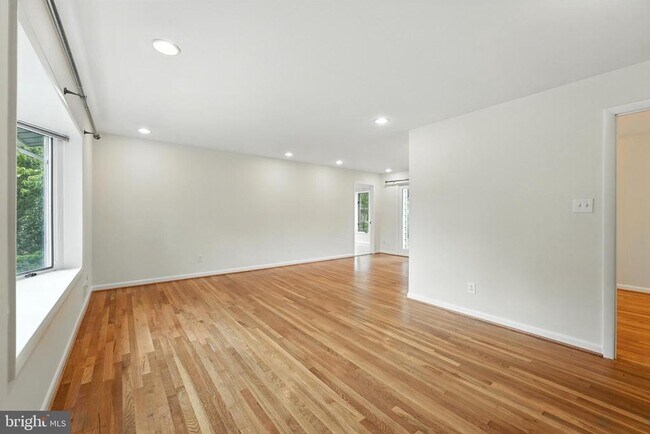 Building Photo - 5011 Roslyn Rd