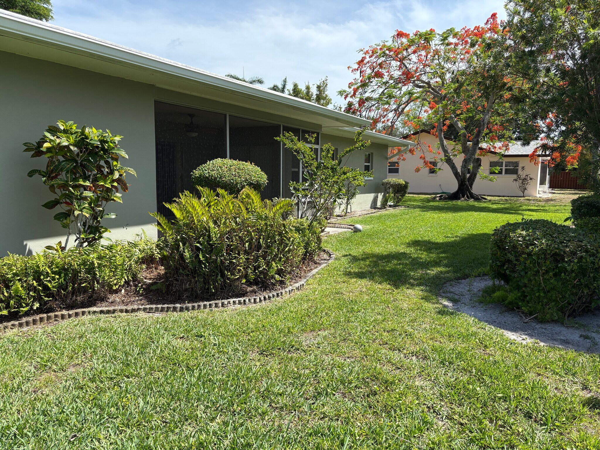 Building Photo - 5652 Eichen Cir