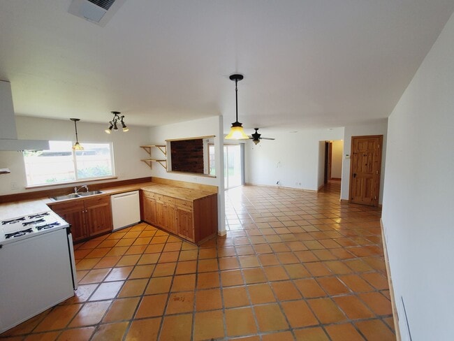 Building Photo - North Oxnard Lovely Home For Rent 3 Bedrooms and 2 bathrooms