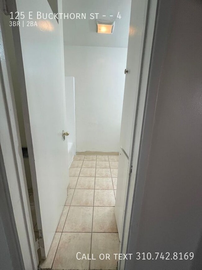 Building Photo - 125 E Buckthorn St