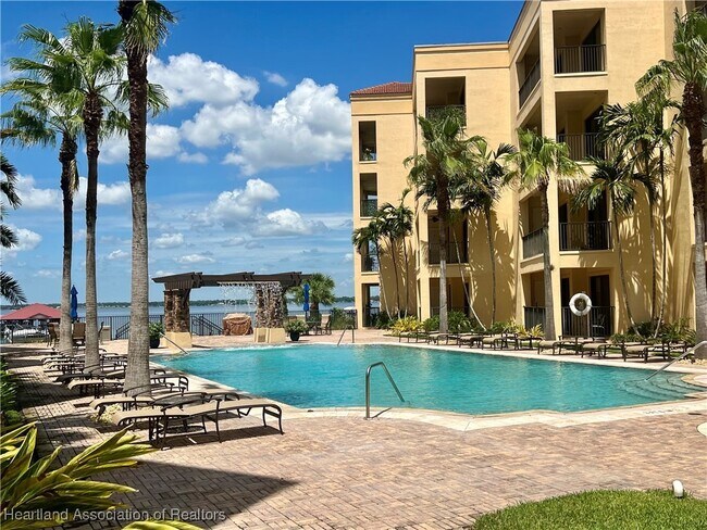 Building Photo - 2351 Lakeview Dr