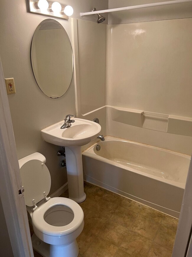 Building Photo - 115 Norwood St