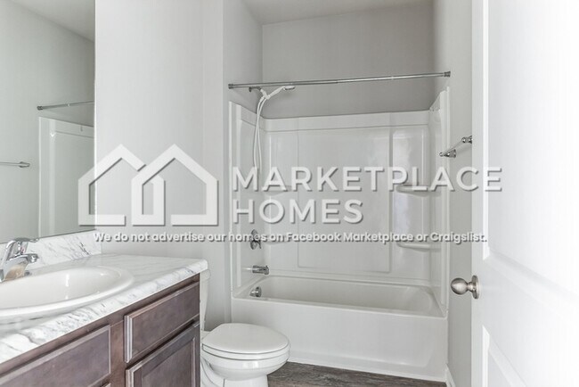 Building Photo - 15995 Glenncrest Ln
