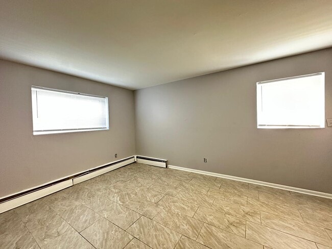 Building Photo - 308 Main St